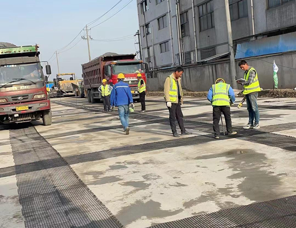 周宁老材料的新故事：玻璃纤维土工格栅如何在‘白改黑’浪潮中重获新生？